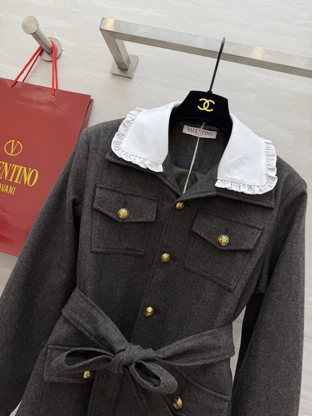 #Valentin♡²⁶新款 深灰娃娃领外套 ✨白色荷叶边娃娃领中和了工装的硬朗 金属纽扣+腰带收腰 甜