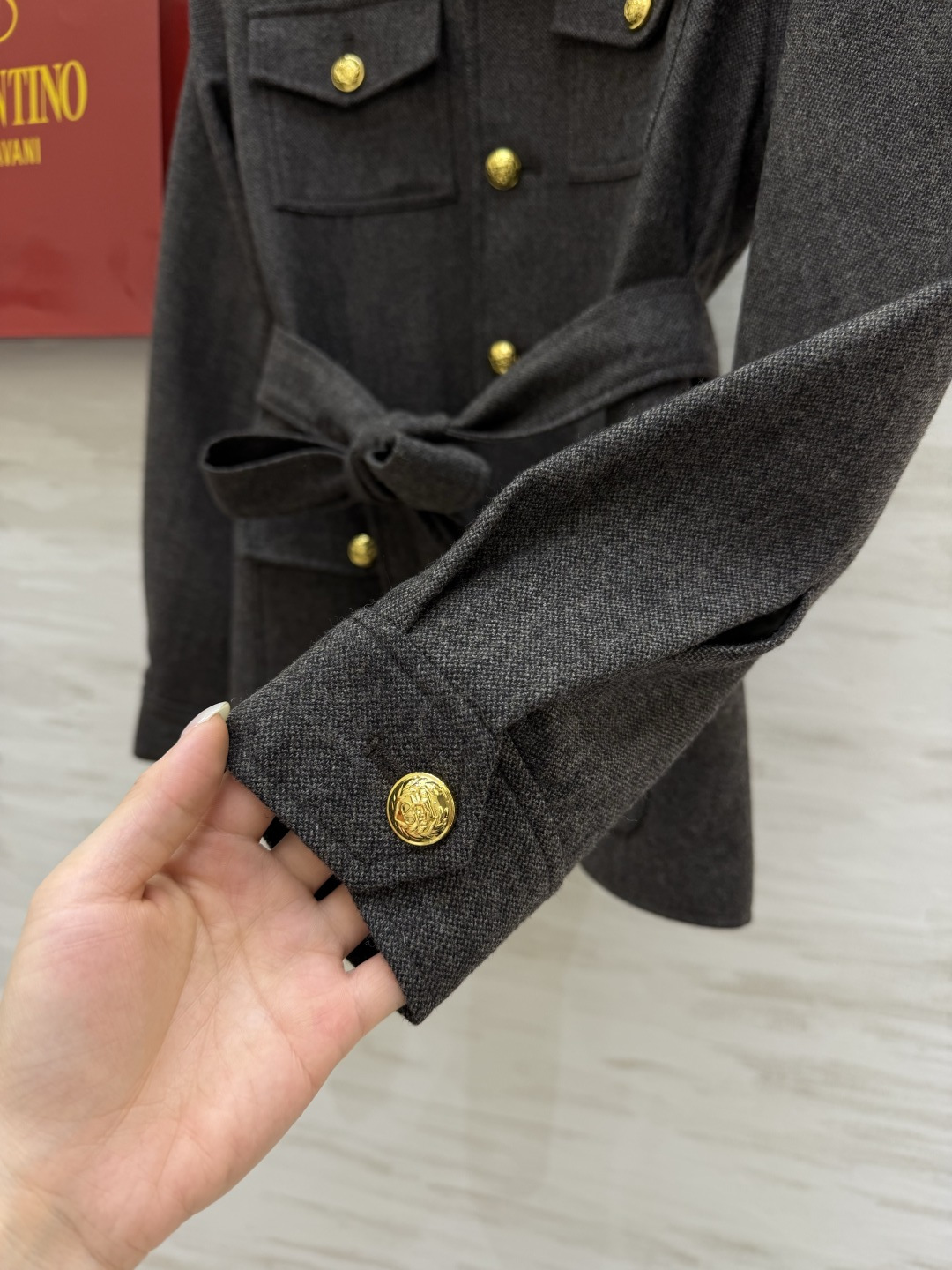 #Valentin♡²⁶新款 深灰娃娃领外套 ✨白色荷叶边娃娃领中和了工装的硬朗 金属纽扣+腰带收腰 甜