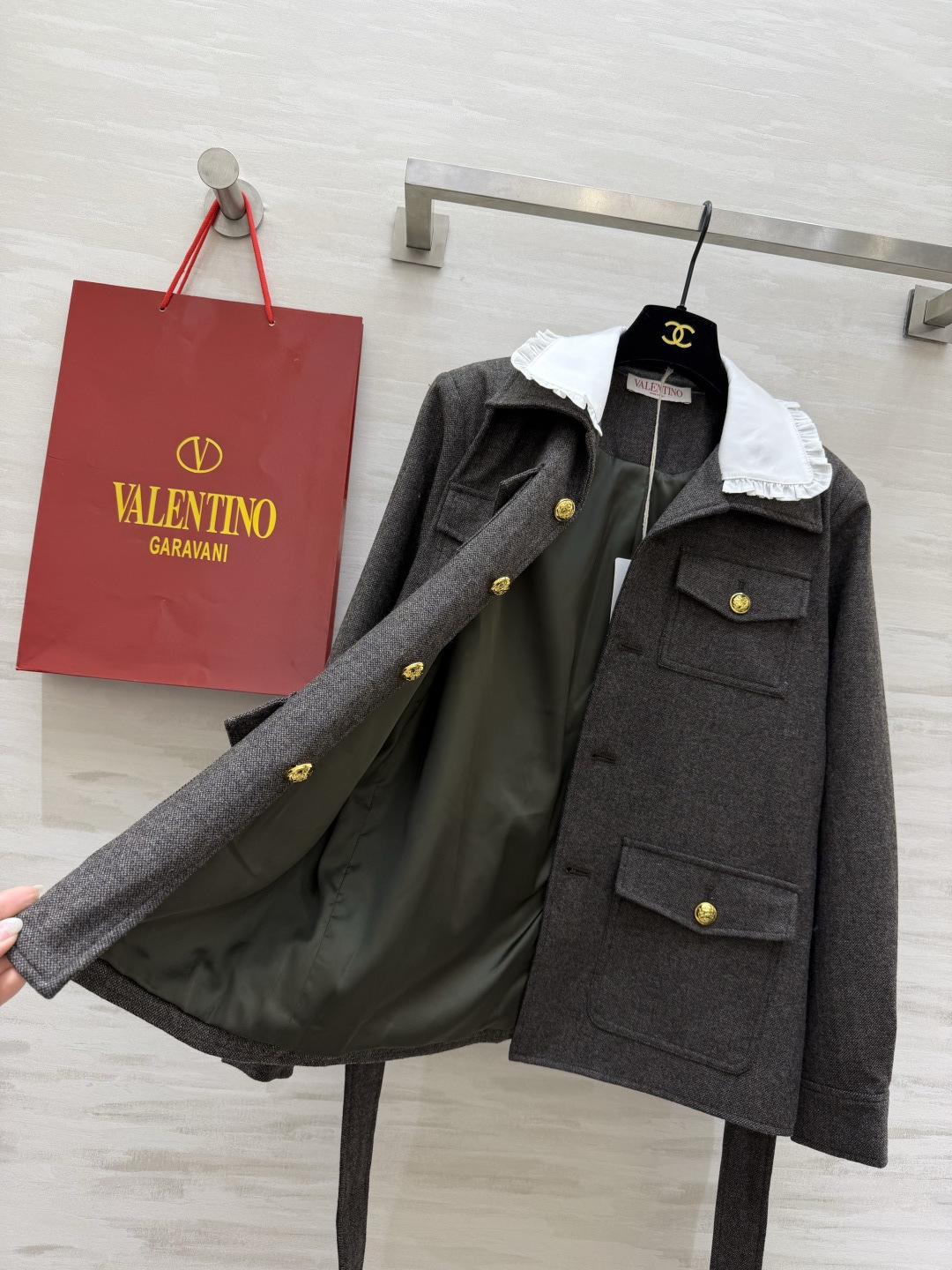 #Valentin♡²⁶新款 深灰娃娃领外套 ✨白色荷叶边娃娃领中和了工装的硬朗 金属纽扣+腰带收腰 甜