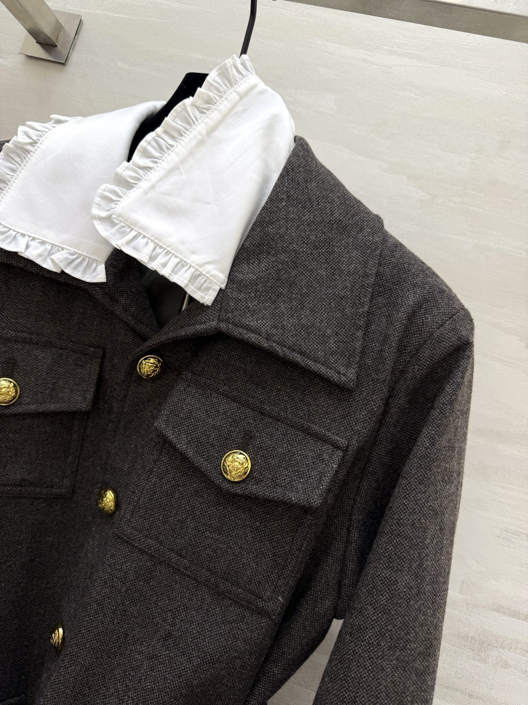 #Valentin♡²⁶新款 深灰娃娃领外套 ✨白色荷叶边娃娃领中和了工装的硬朗 金属纽扣+腰带收腰 甜