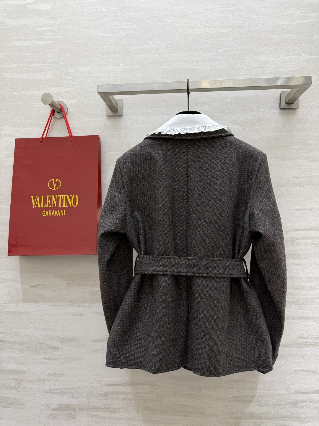 #Valentin♡²⁶新款 深灰娃娃领外套 ✨白色荷叶边娃娃领中和了工装的硬朗 金属纽扣+腰带收腰 甜