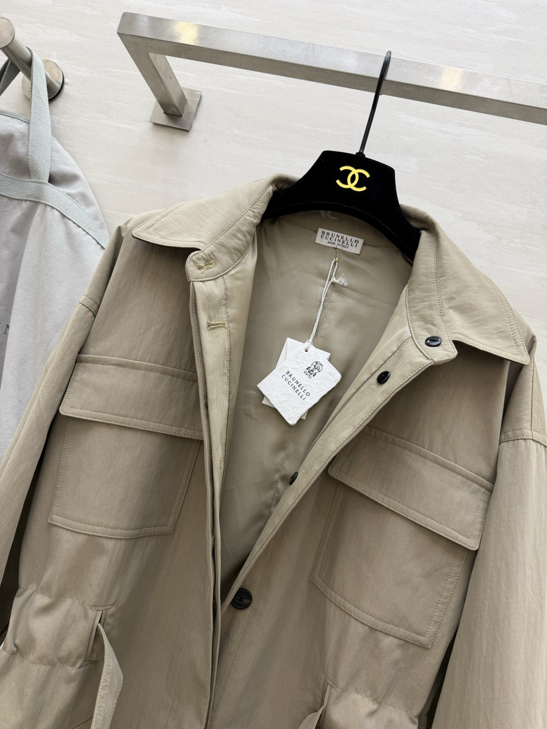 Brunello Cucinell²⁶新款 浅卡其风衣 把“松弛感高级”拿捏得恰到好处！哑光面料自带柔焦