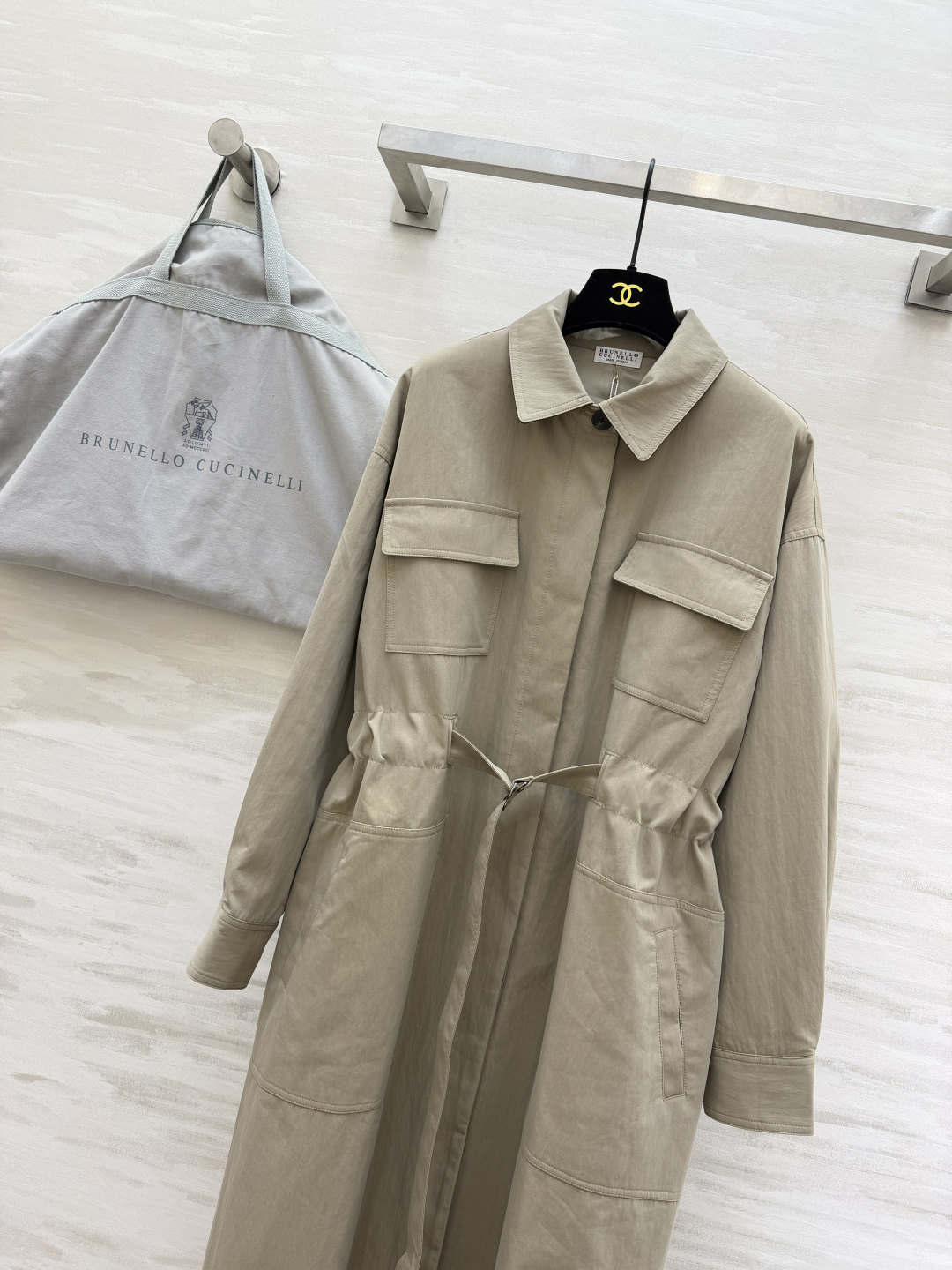 Brunello Cucinell²⁶新款 浅卡其风衣 把“松弛感高级”拿捏得恰到好处！哑光面料自带柔焦