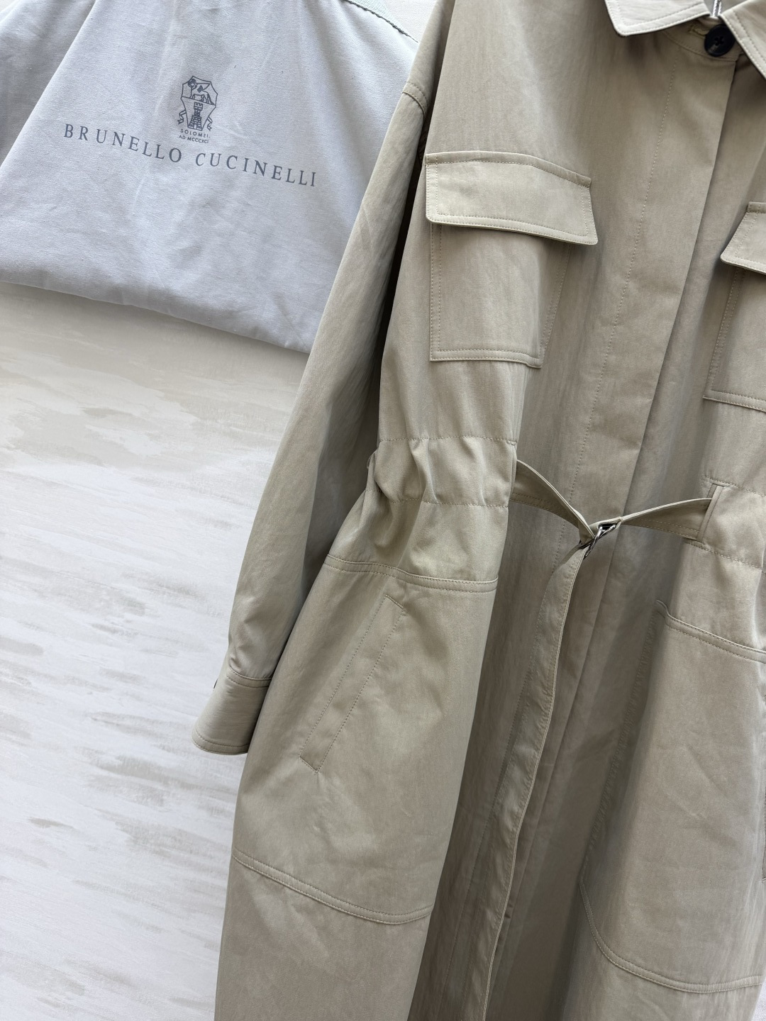 Brunello Cucinell²⁶新款 浅卡其风衣 把“松弛感高级”拿捏得恰到好处！哑光面料自带柔焦