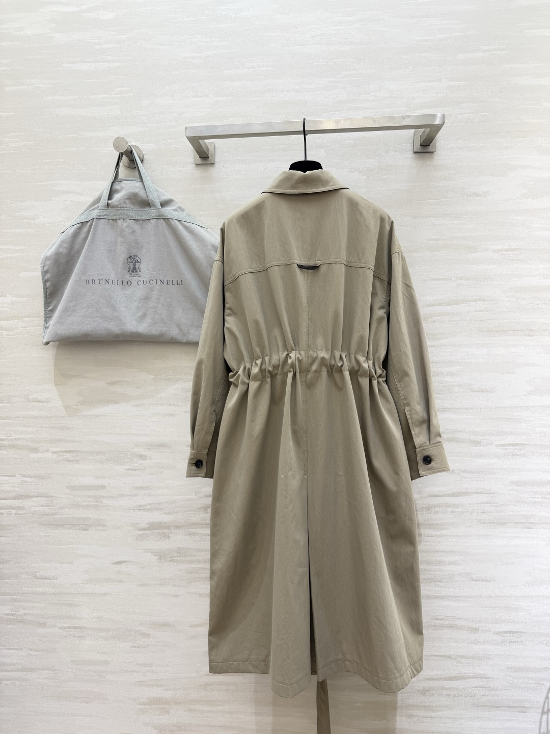 Brunello Cucinell²⁶新款 浅卡其风衣 把“松弛感高级”拿捏得恰到好处！哑光面料自带柔焦