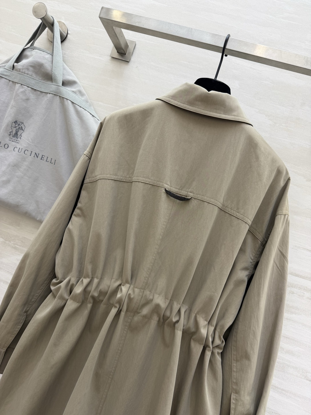 Brunello Cucinell²⁶新款 浅卡其风衣 把“松弛感高级”拿捏得恰到好处！哑光面料自带柔焦