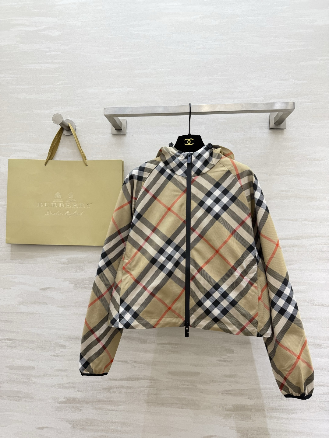 #Burberr♡²⁶经典格纹短款连帽外套 把经典格纹玩出了新花样！全身满印格纹+背后精致刺绣战马，辨识