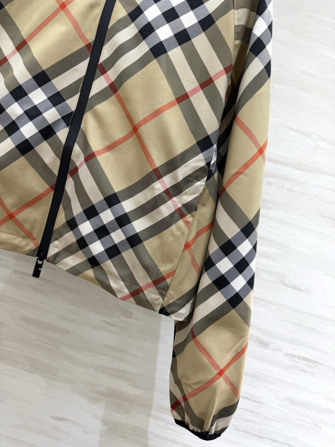 #Burberr♡²⁶经典格纹短款连帽外套 把经典格纹玩出了新花样！全身满印格纹+背后精致刺绣战马，辨识