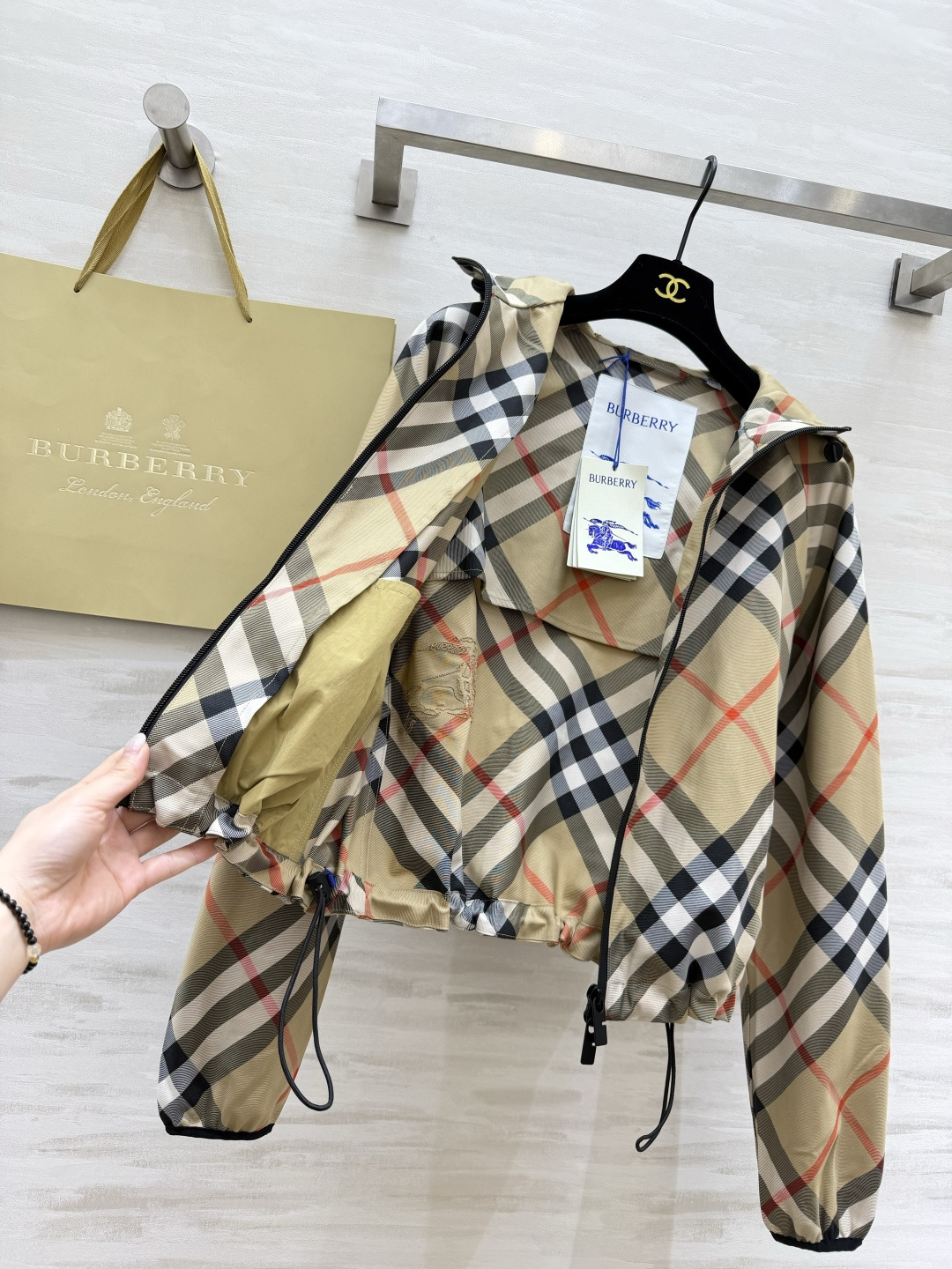 #Burberr♡²⁶经典格纹短款连帽外套 把经典格纹玩出了新花样！全身满印格纹+背后精致刺绣战马，辨识