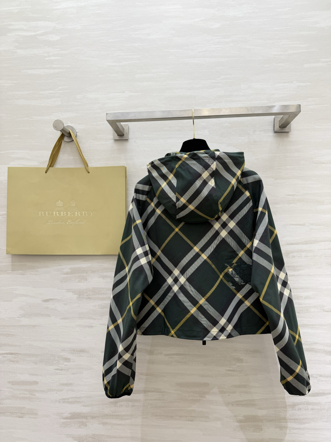 #Burberr♡²⁶经典格纹短款连帽外套 把经典格纹玩出了新花样！全身满印格纹+背后精致刺绣战马，辨识