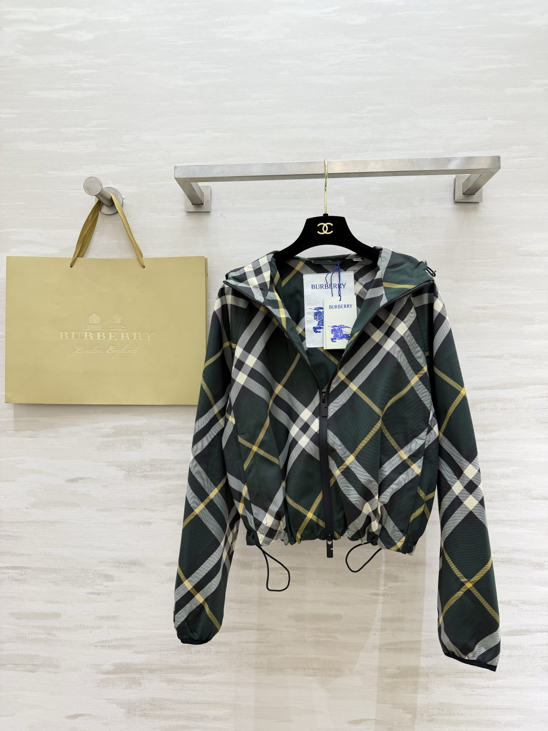 #Burberr♡²⁶经典格纹短款连帽外套 把经典格纹玩出了新花样！全身满印格纹+背后精致刺绣战马，辨识