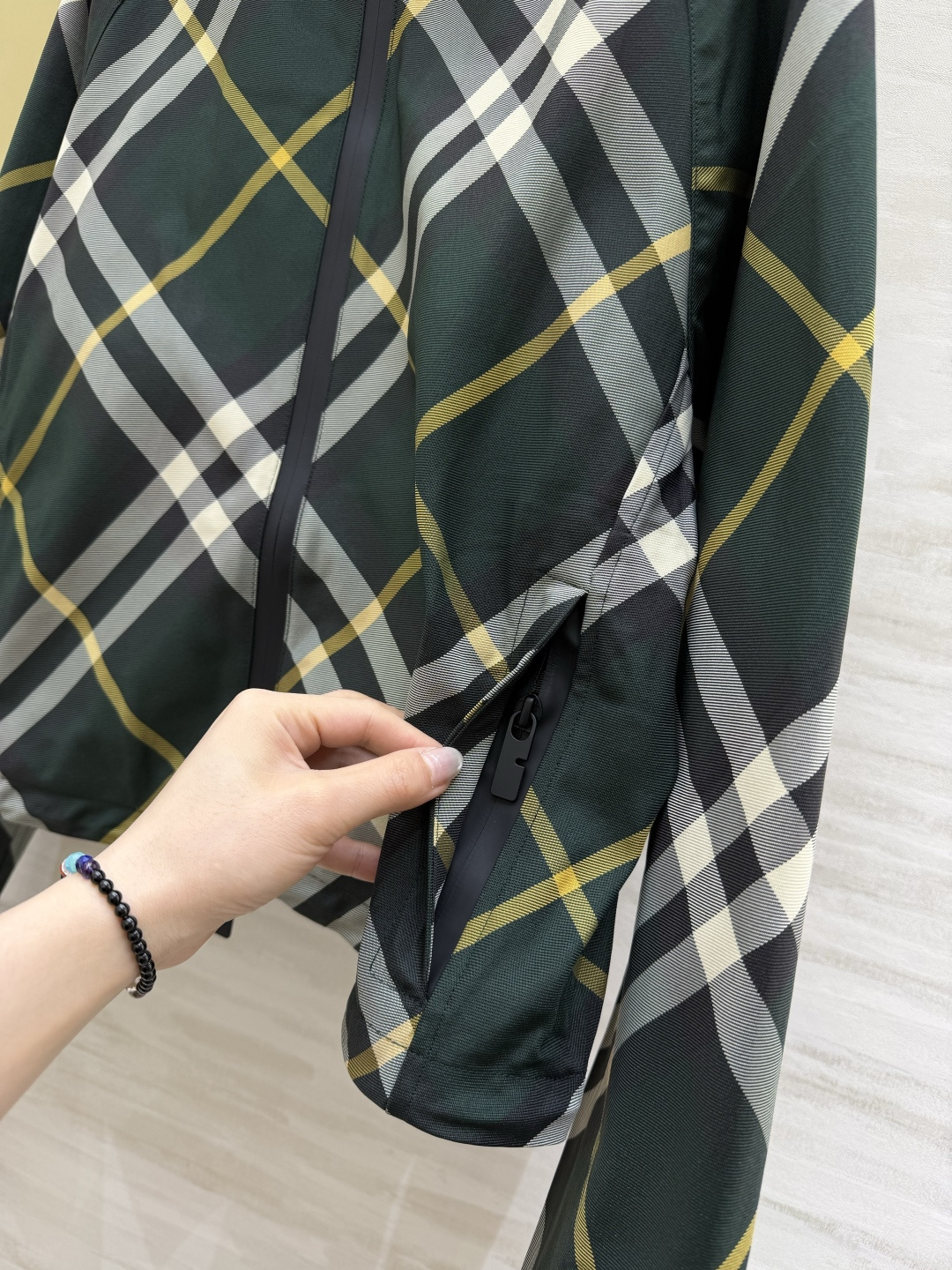 #Burberr♡²⁶经典格纹短款连帽外套 把经典格纹玩出了新花样！全身满印格纹+背后精致刺绣战马，辨识