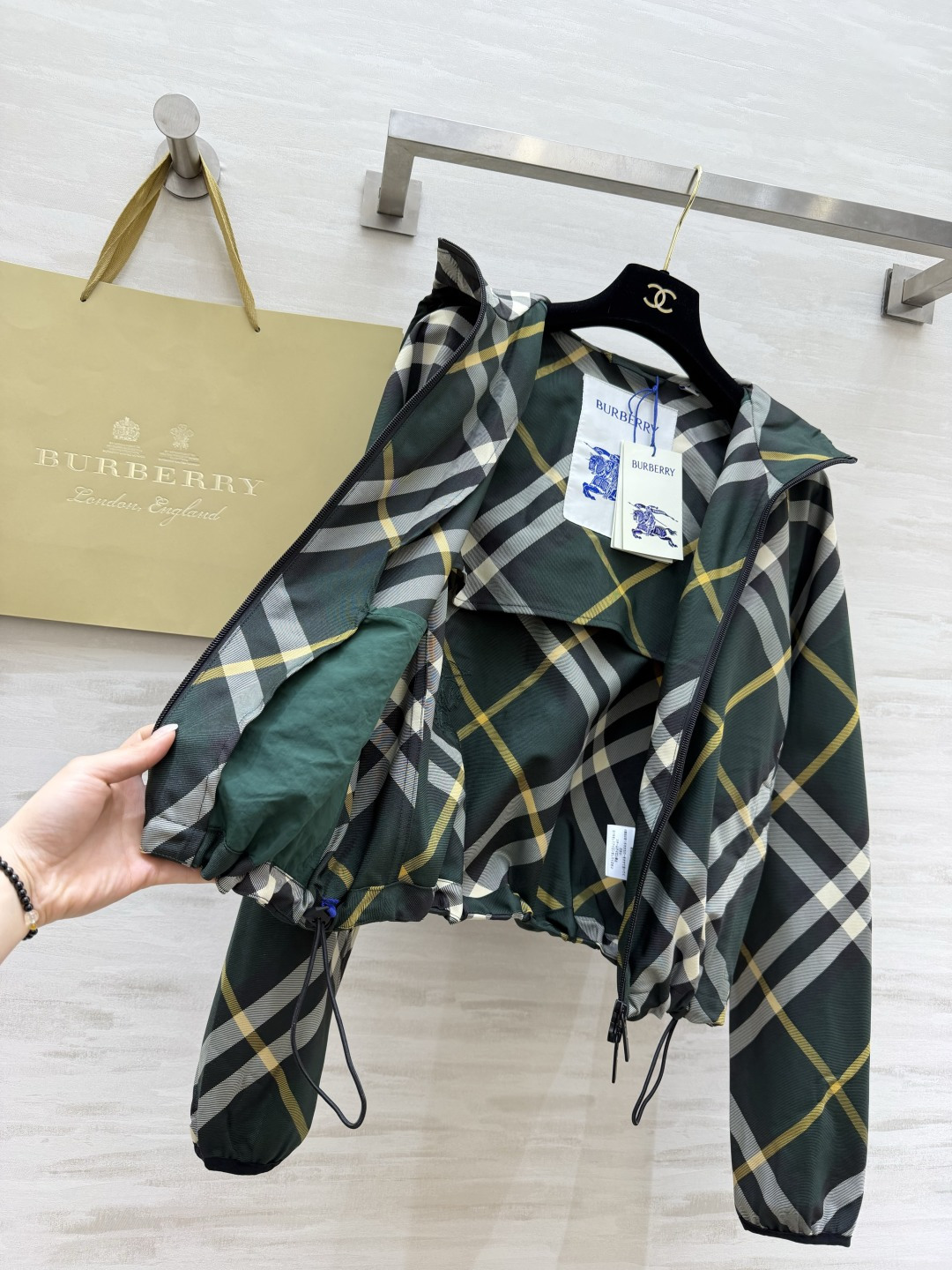 #Burberr♡²⁶经典格纹短款连帽外套 把经典格纹玩出了新花样！全身满印格纹+背后精致刺绣战马，辨识