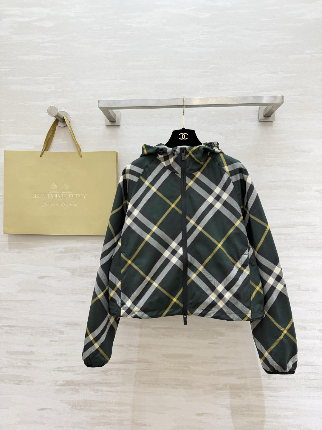 #Burberr♡²⁶经典格纹短款连帽外套 把经典格纹玩出了新花样！全身满印格纹+背后精致刺绣战马，辨识