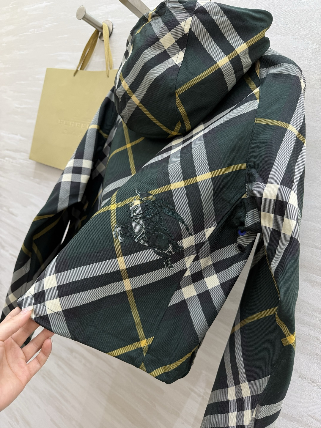 #Burberr♡²⁶经典格纹短款连帽外套 把经典格纹玩出了新花样！全身满印格纹+背后精致刺绣战马，辨识