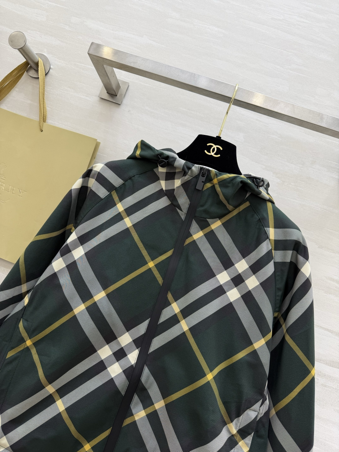 #Burberr♡²⁶经典格纹短款连帽外套 把经典格纹玩出了新花样！全身满印格纹+背后精致刺绣战马，辨识