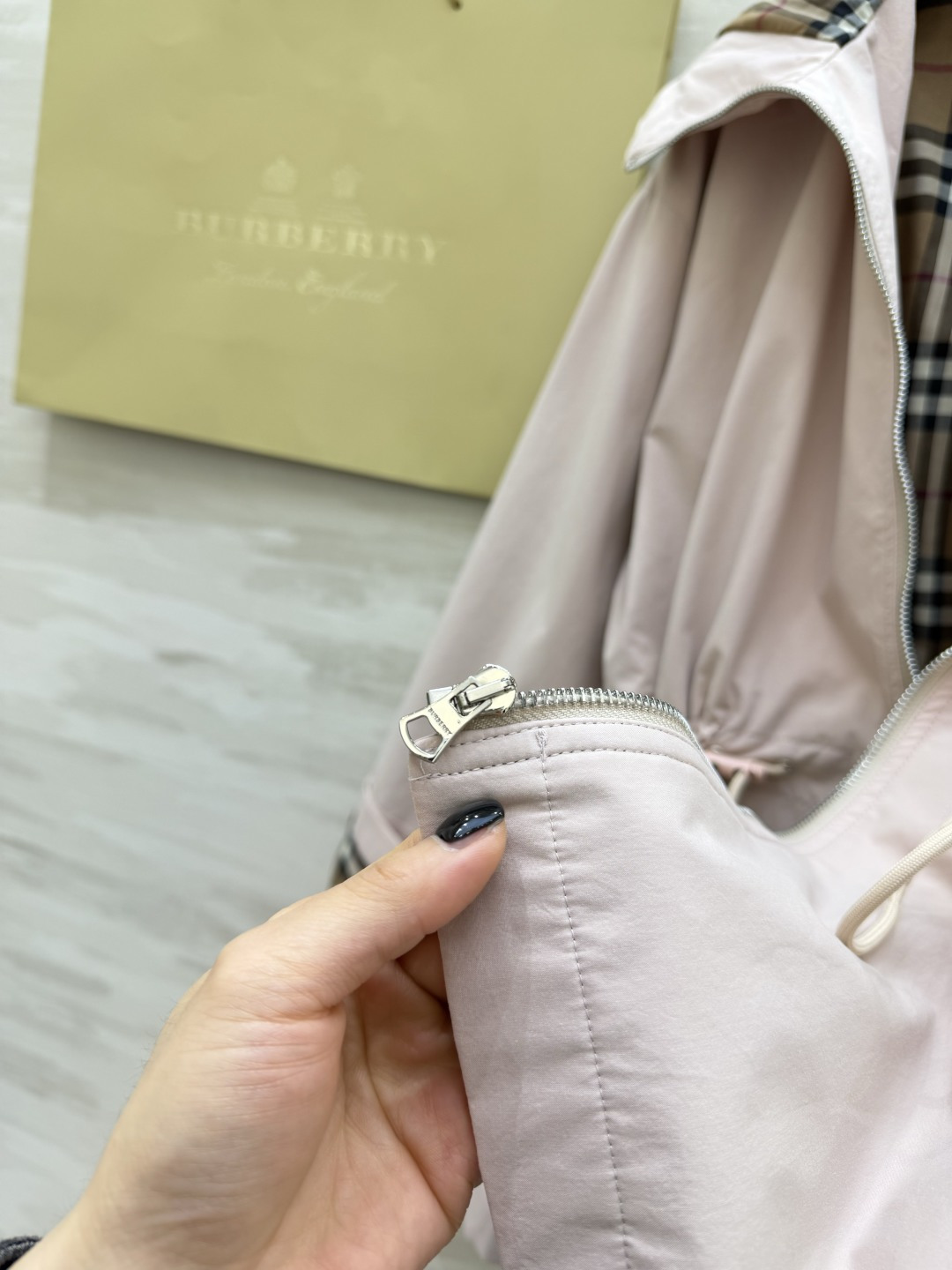 #Burberr♡²⁶新款 连帽抽绳收腰外套 年度宝藏单品！浅粉温柔减龄，橄榄绿复古显白，抽绳收腰+经典