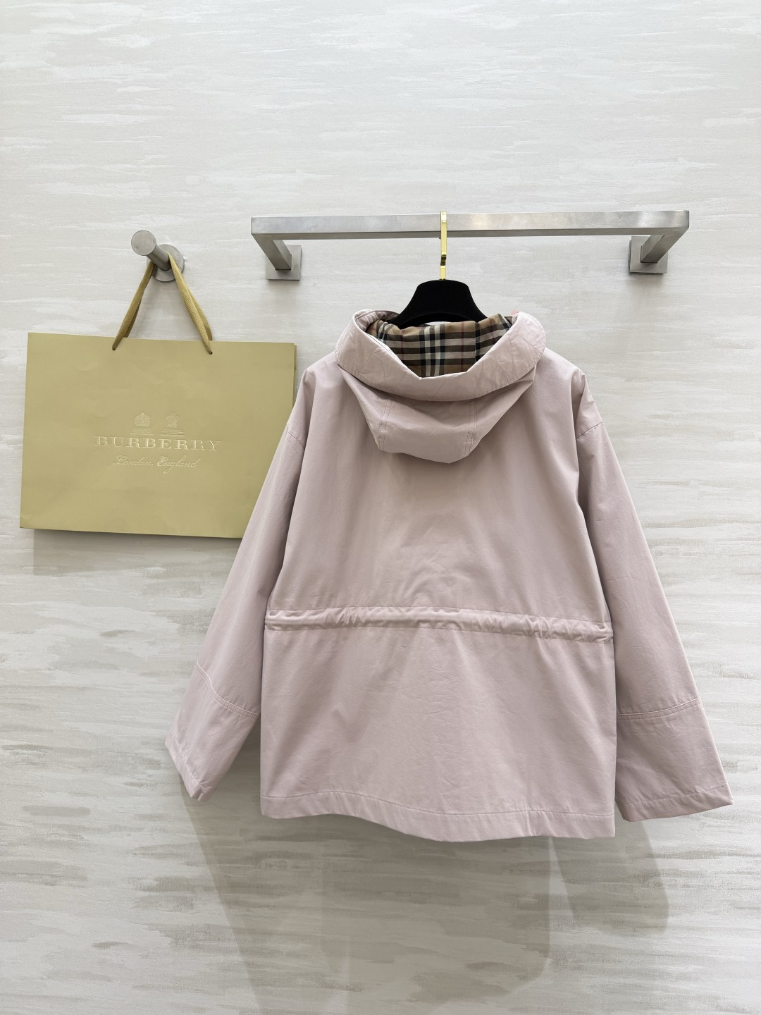 #Burberr♡²⁶新款 连帽抽绳收腰外套 年度宝藏单品！浅粉温柔减龄，橄榄绿复古显白，抽绳收腰+经典