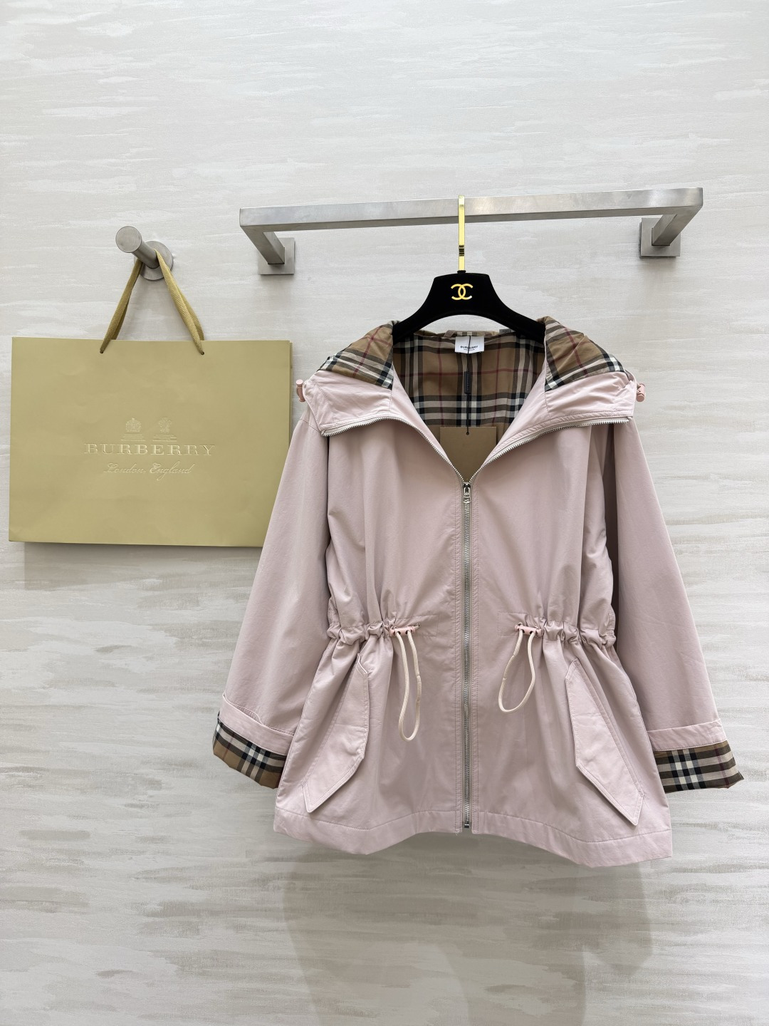 #Burberr♡²⁶新款 连帽抽绳收腰外套 年度宝藏单品！浅粉温柔减龄，橄榄绿复古显白，抽绳收腰+经典
