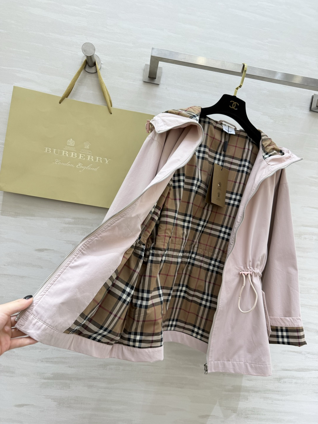 #Burberr♡²⁶新款 连帽抽绳收腰外套 年度宝藏单品！浅粉温柔减龄，橄榄绿复古显白，抽绳收腰+经典