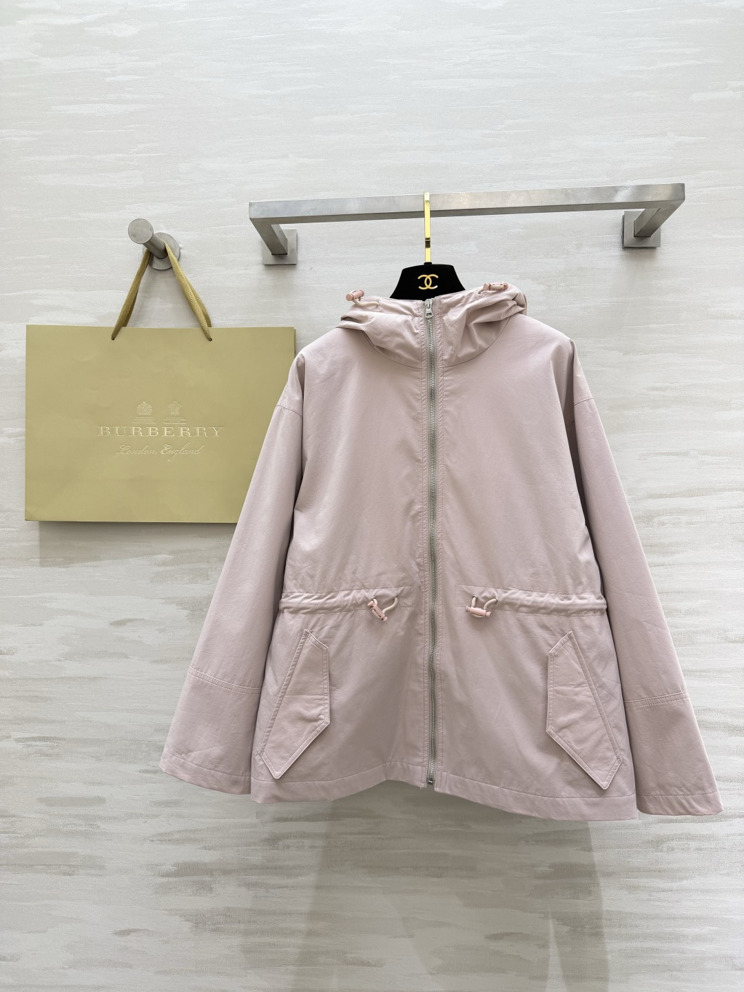 #Burberr♡²⁶新款 连帽抽绳收腰外套 年度宝藏单品！浅粉温柔减龄，橄榄绿复古显白，抽绳收腰+经典