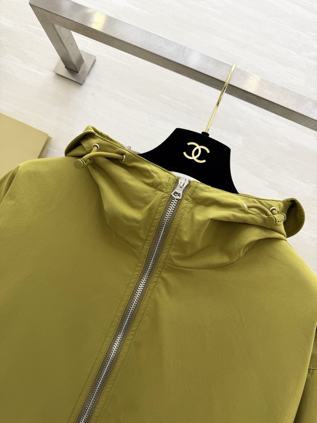 #Burberr♡²⁶新款 连帽抽绳收腰外套 年度宝藏单品！浅粉温柔减龄，橄榄绿复古显白，抽绳收腰+经典