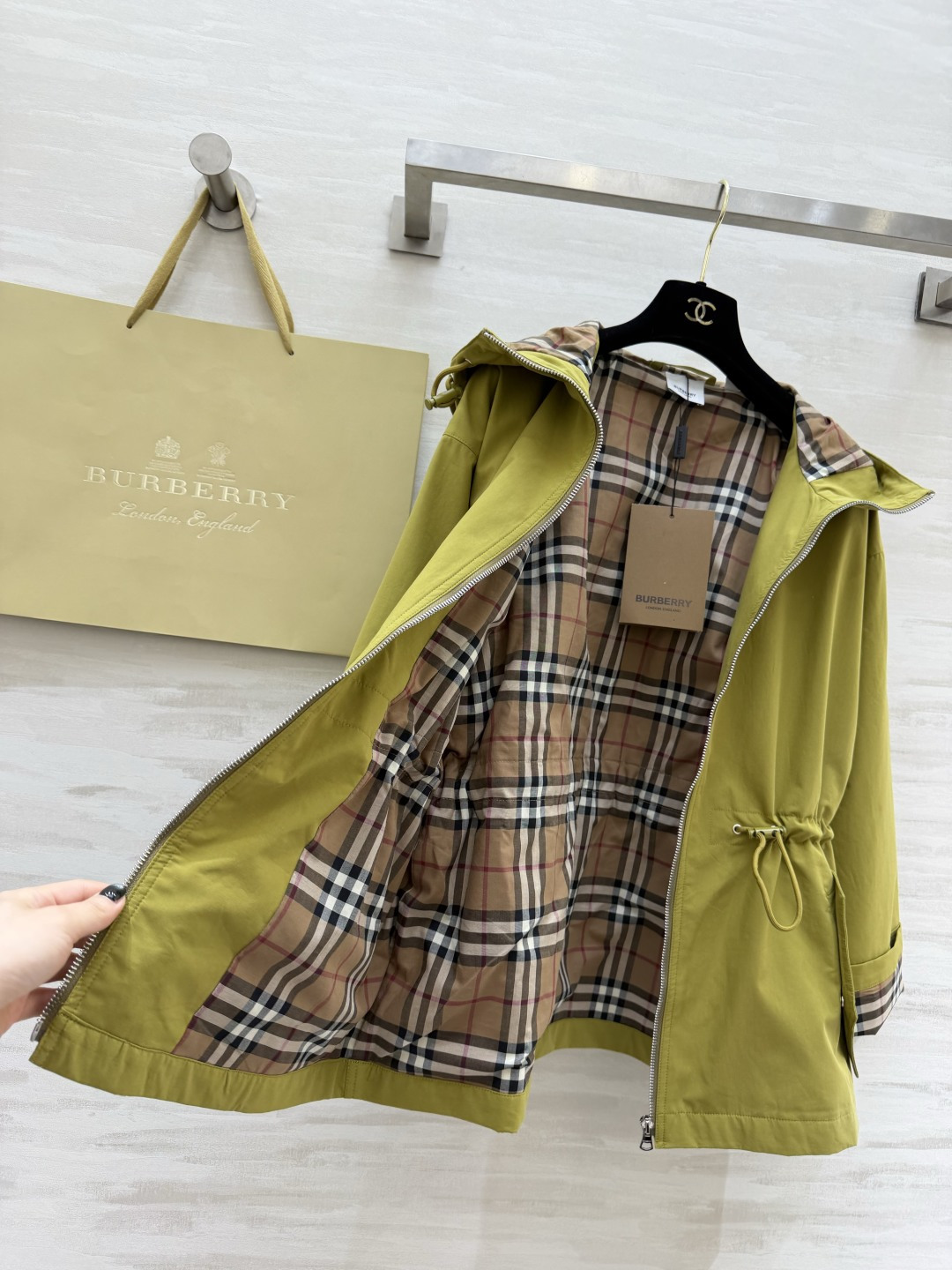 #Burberr♡²⁶新款 连帽抽绳收腰外套 年度宝藏单品！浅粉温柔减龄，橄榄绿复古显白，抽绳收腰+经典