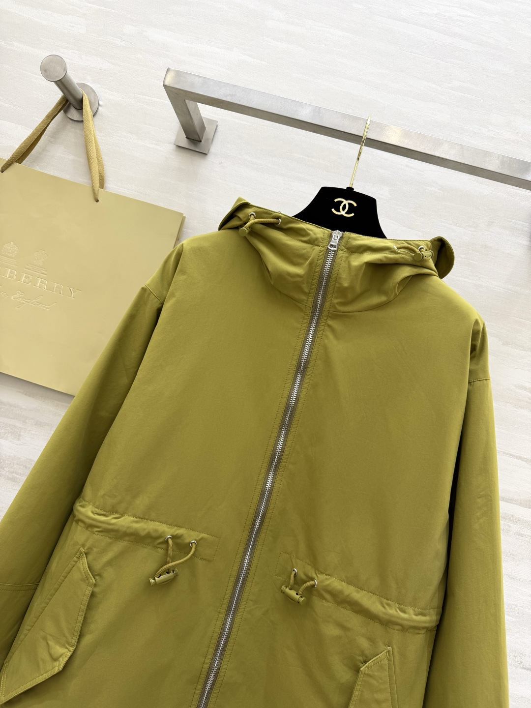 #Burberr♡²⁶新款 连帽抽绳收腰外套 年度宝藏单品！浅粉温柔减龄，橄榄绿复古显白，抽绳收腰+经典