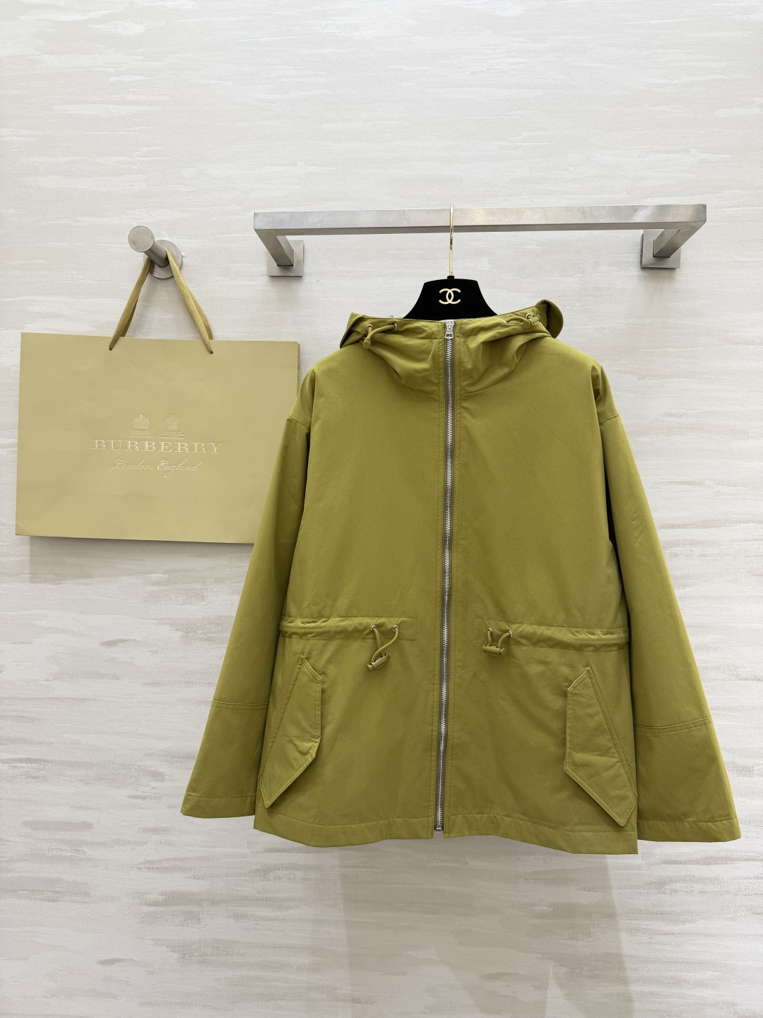 #Burberr♡²⁶新款 连帽抽绳收腰外套 年度宝藏单品！浅粉温柔减龄，橄榄绿复古显白，抽绳收腰+经典