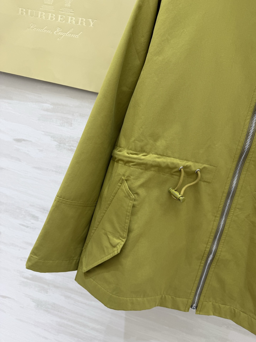 #Burberr♡²⁶新款 连帽抽绳收腰外套 年度宝藏单品！浅粉温柔减龄，橄榄绿复古显白，抽绳收腰+经典