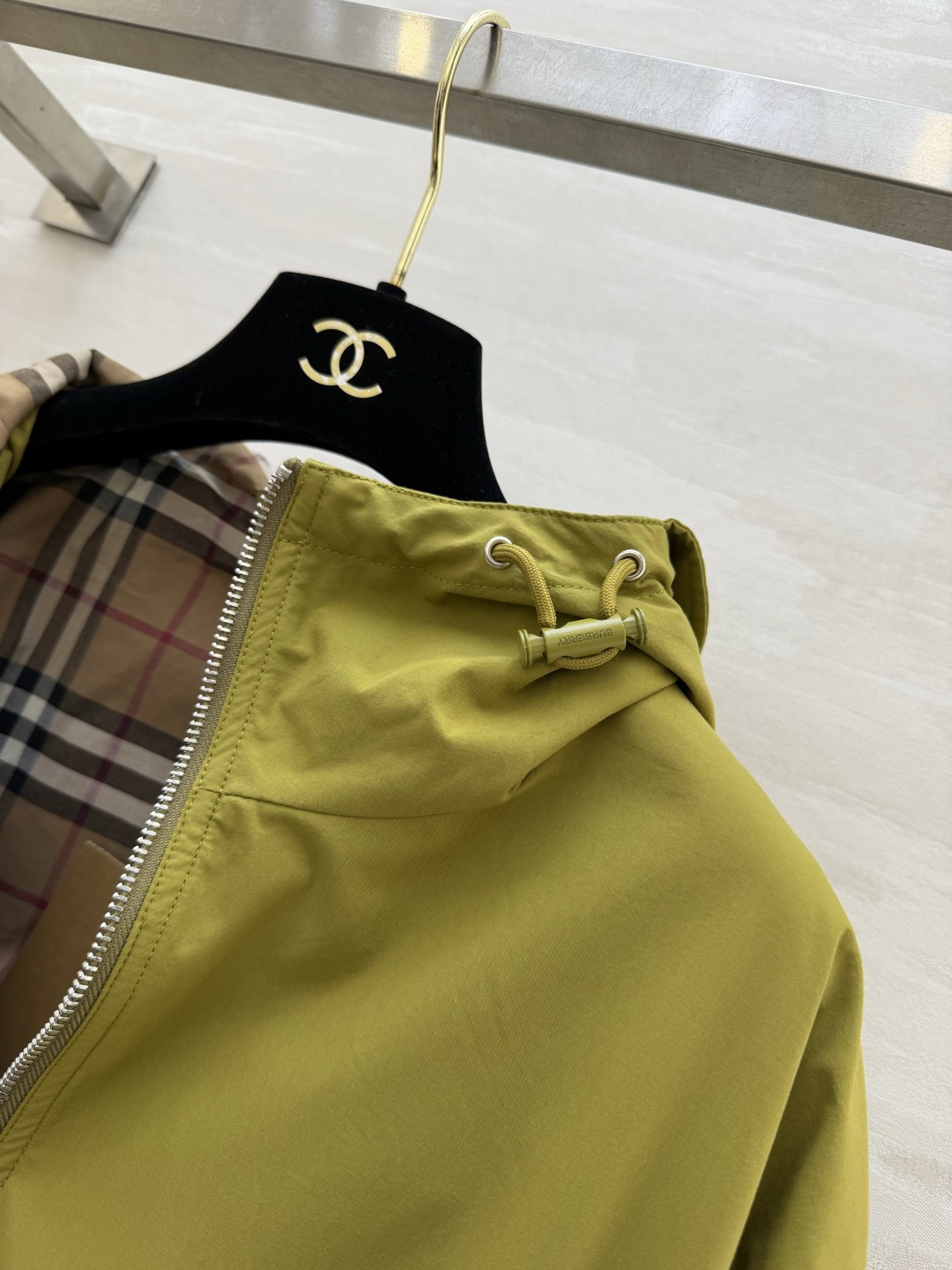 #Burberr♡²⁶新款 连帽抽绳收腰外套 年度宝藏单品！浅粉温柔减龄，橄榄绿复古显白，抽绳收腰+经典