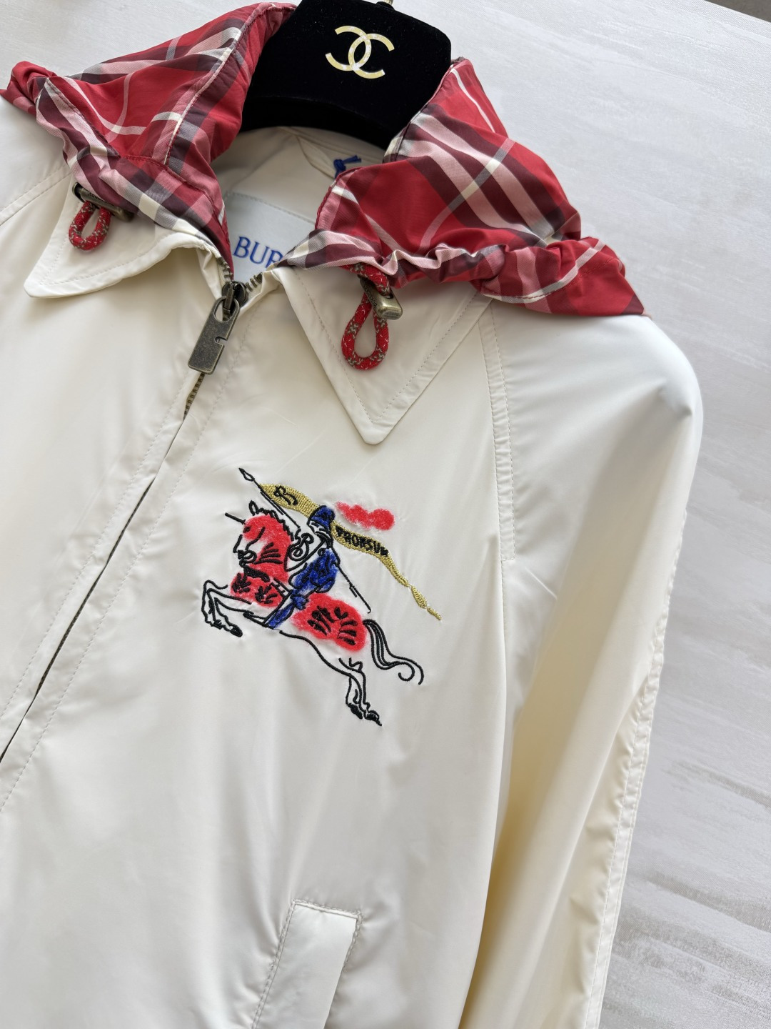 𝐁𝐮𝐫𝐛𝐞𝐫𝐫𝐲 𝐄𝐪𝐮𝐞𝐬𝐭𝐫𝐢𝐚𝐧 𝐉𝐚𝐜𝐤𝐞𝐭奶白色调自带柔光滤镜，标志性马术骑士刺绣低调又显贵，