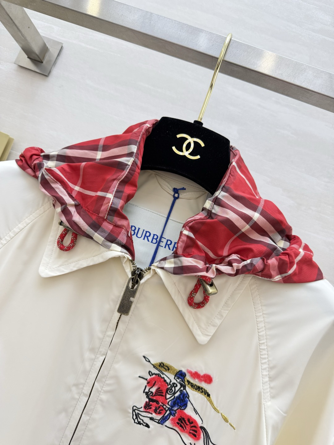 𝐁𝐮𝐫𝐛𝐞𝐫𝐫𝐲 𝐄𝐪𝐮𝐞𝐬𝐭𝐫𝐢𝐚𝐧 𝐉𝐚𝐜𝐤𝐞𝐭奶白色调自带柔光滤镜，标志性马术骑士刺绣低调又显贵，