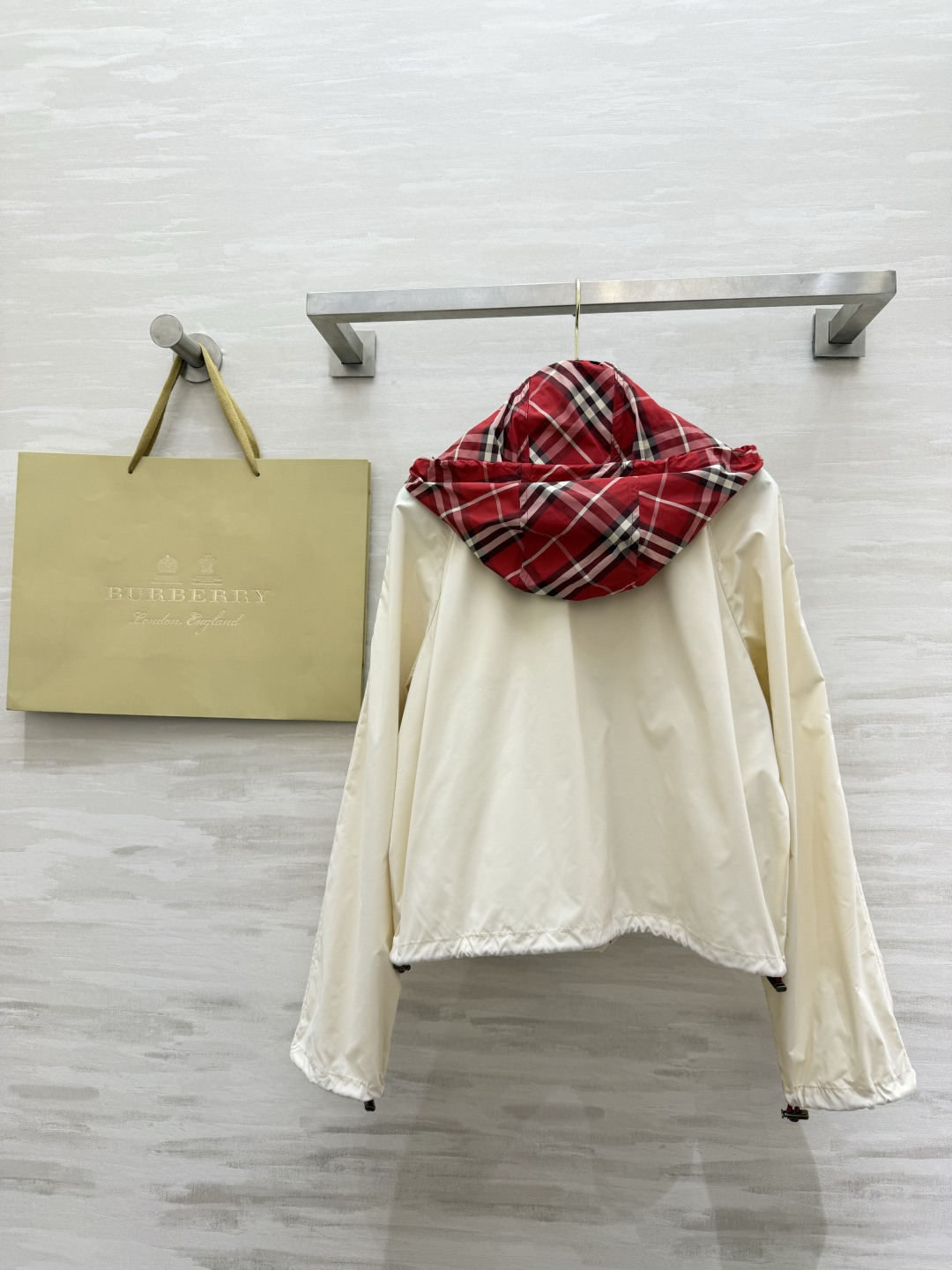 𝐁𝐮𝐫𝐛𝐞𝐫𝐫𝐲 𝐄𝐪𝐮𝐞𝐬𝐭𝐫𝐢𝐚𝐧 𝐉𝐚𝐜𝐤𝐞𝐭奶白色调自带柔光滤镜，标志性马术骑士刺绣低调又显贵，