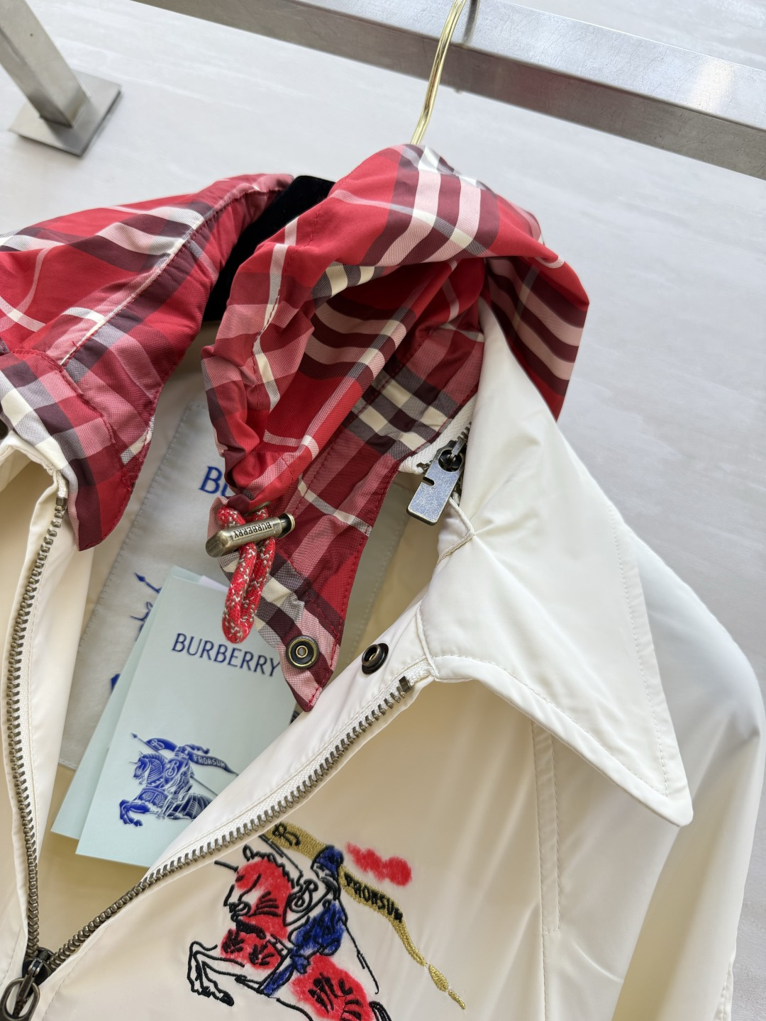 𝐁𝐮𝐫𝐛𝐞𝐫𝐫𝐲 𝐄𝐪𝐮𝐞𝐬𝐭𝐫𝐢𝐚𝐧 𝐉𝐚𝐜𝐤𝐞𝐭奶白色调自带柔光滤镜，标志性马术骑士刺绣低调又显贵，