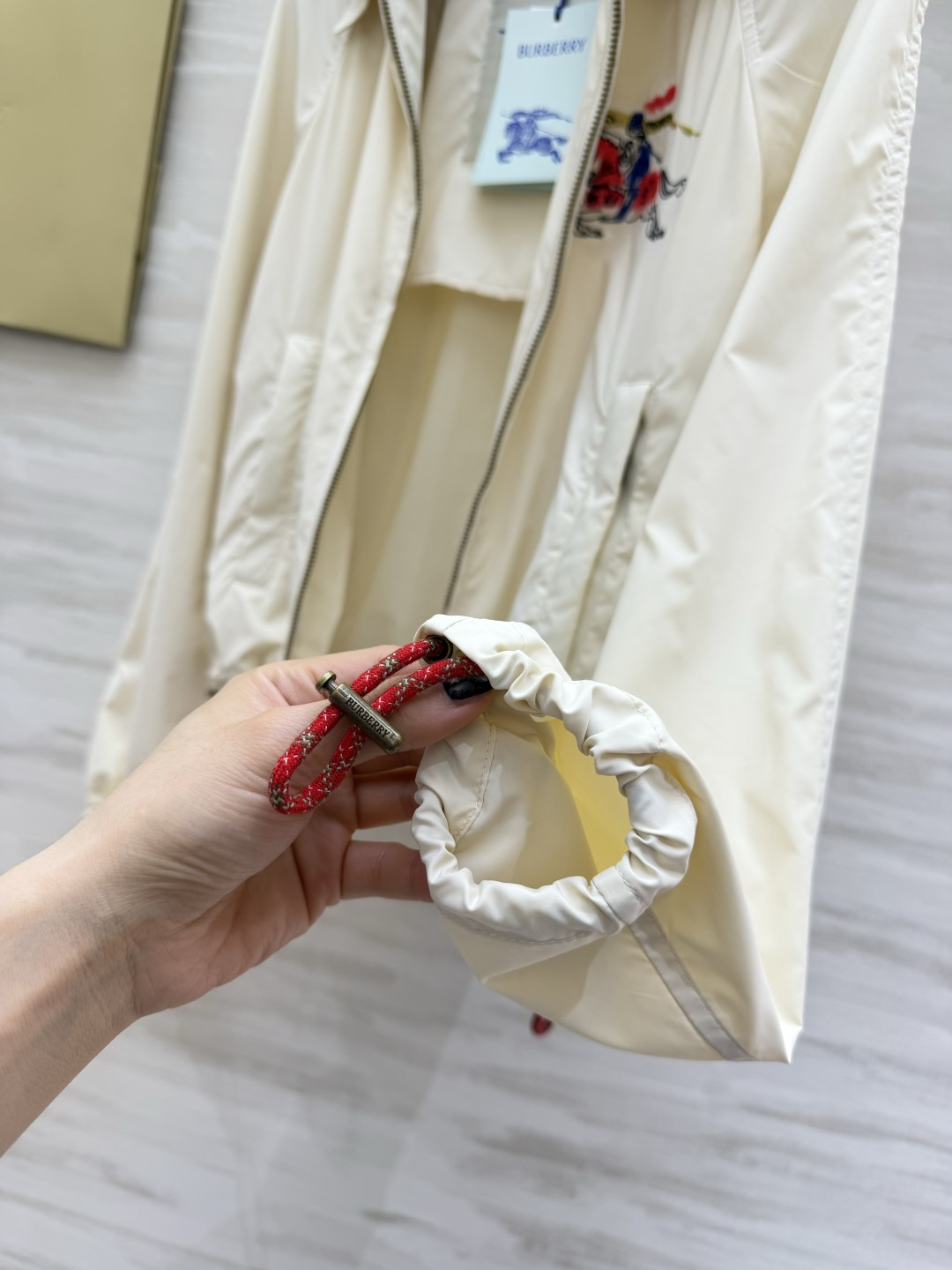 𝐁𝐮𝐫𝐛𝐞𝐫𝐫𝐲 𝐄𝐪𝐮𝐞𝐬𝐭𝐫𝐢𝐚𝐧 𝐉𝐚𝐜𝐤𝐞𝐭奶白色调自带柔光滤镜，标志性马术骑士刺绣低调又显贵，