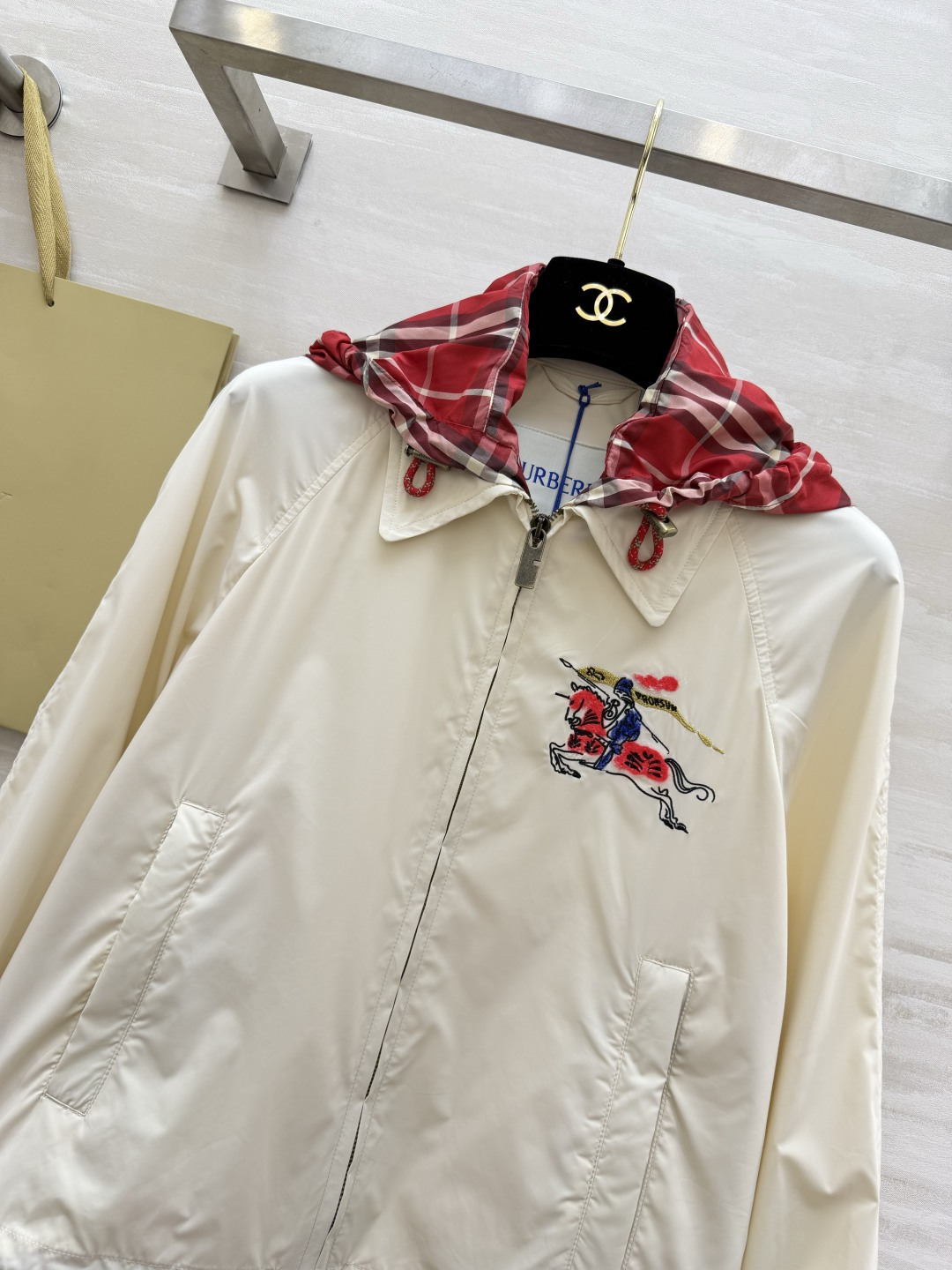 𝐁𝐮𝐫𝐛𝐞𝐫𝐫𝐲 𝐄𝐪𝐮𝐞𝐬𝐭𝐫𝐢𝐚𝐧 𝐉𝐚𝐜𝐤𝐞𝐭奶白色调自带柔光滤镜，标志性马术骑士刺绣低调又显贵，