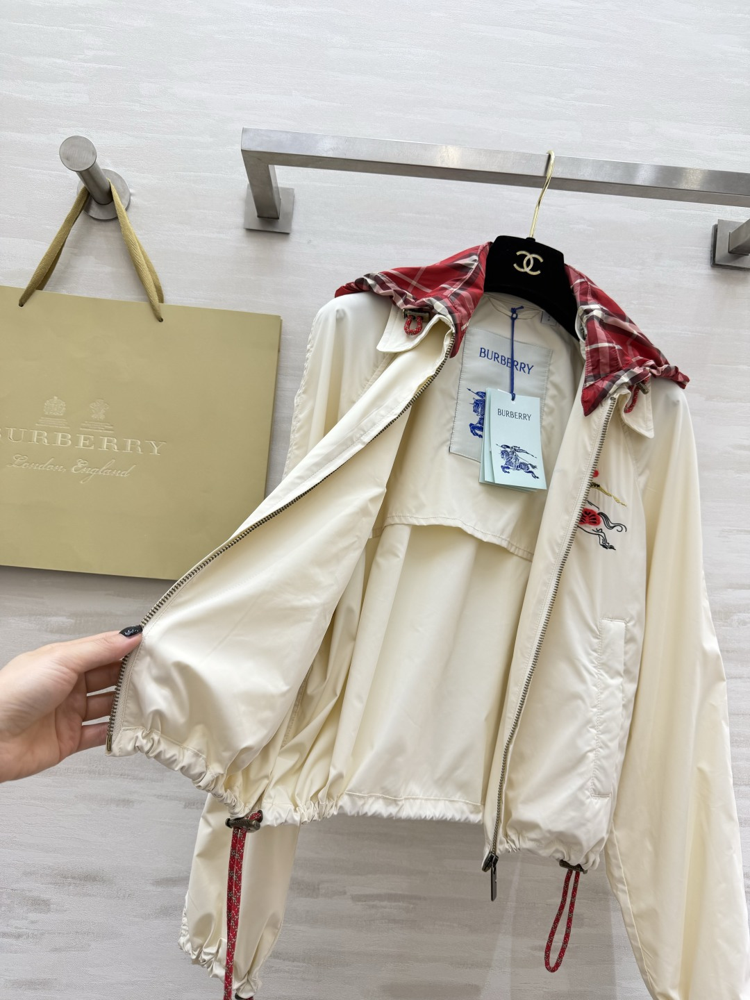 𝐁𝐮𝐫𝐛𝐞𝐫𝐫𝐲 𝐄𝐪𝐮𝐞𝐬𝐭𝐫𝐢𝐚𝐧 𝐉𝐚𝐜𝐤𝐞𝐭奶白色调自带柔光滤镜，标志性马术骑士刺绣低调又显贵，