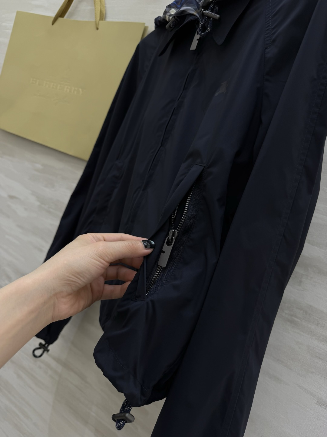 𝐁𝐮𝐫𝐛𝐞𝐫𝐫𝐲 𝐄𝐪𝐮𝐞𝐬𝐭𝐫𝐢𝐚𝐧 𝐉𝐚𝐜𝐤𝐞𝐭深蓝色调自带神秘高级感滤镜，标志性马术骑士刺绣低调又