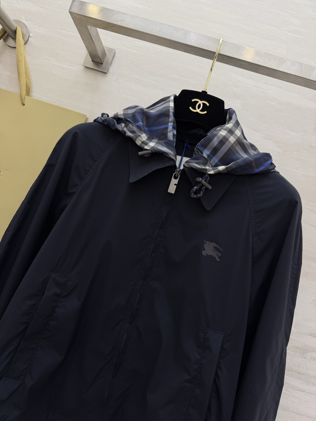 𝐁𝐮𝐫𝐛𝐞𝐫𝐫𝐲 𝐄𝐪𝐮𝐞𝐬𝐭𝐫𝐢𝐚𝐧 𝐉𝐚𝐜𝐤𝐞𝐭深蓝色调自带神秘高级感滤镜，标志性马术骑士刺绣低调又