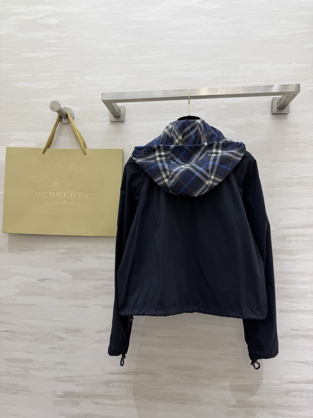 𝐁𝐮𝐫𝐛𝐞𝐫𝐫𝐲 𝐄𝐪𝐮𝐞𝐬𝐭𝐫𝐢𝐚𝐧 𝐉𝐚𝐜𝐤𝐞𝐭深蓝色调自带神秘高级感滤镜，标志性马术骑士刺绣低调又