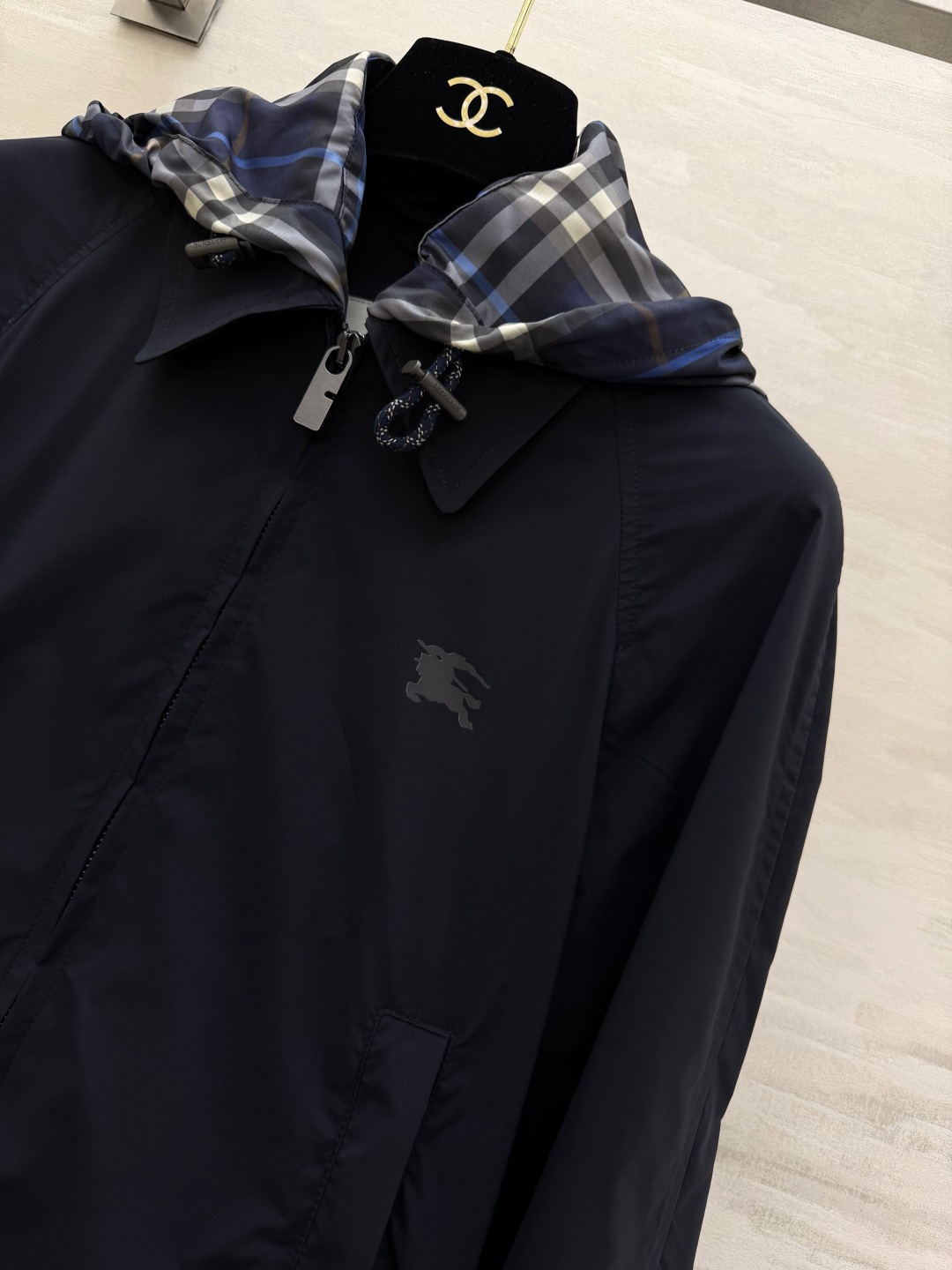 𝐁𝐮𝐫𝐛𝐞𝐫𝐫𝐲 𝐄𝐪𝐮𝐞𝐬𝐭𝐫𝐢𝐚𝐧 𝐉𝐚𝐜𝐤𝐞𝐭深蓝色调自带神秘高级感滤镜，标志性马术骑士刺绣低调又