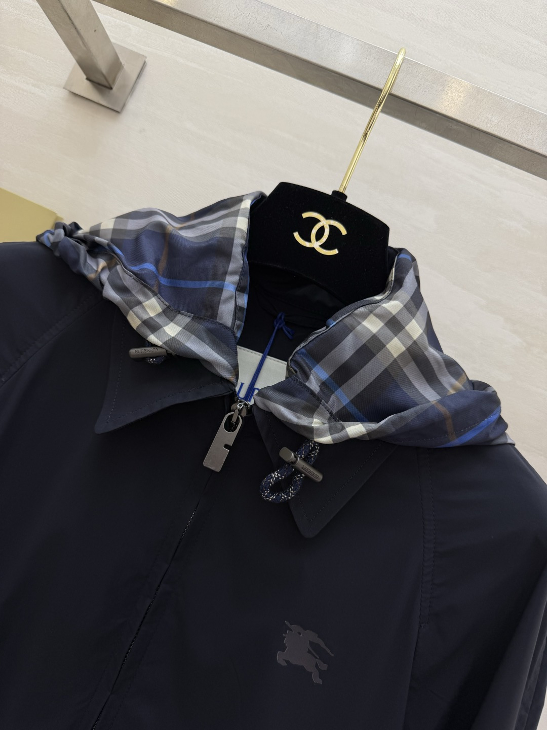 𝐁𝐮𝐫𝐛𝐞𝐫𝐫𝐲 𝐄𝐪𝐮𝐞𝐬𝐭𝐫𝐢𝐚𝐧 𝐉𝐚𝐜𝐤𝐞𝐭深蓝色调自带神秘高级感滤镜，标志性马术骑士刺绣低调又