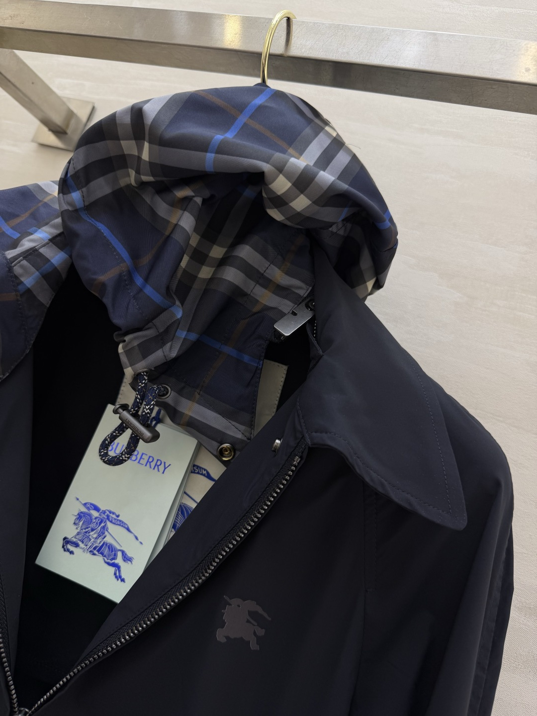 𝐁𝐮𝐫𝐛𝐞𝐫𝐫𝐲 𝐄𝐪𝐮𝐞𝐬𝐭𝐫𝐢𝐚𝐧 𝐉𝐚𝐜𝐤𝐞𝐭深蓝色调自带神秘高级感滤镜，标志性马术骑士刺绣低调又