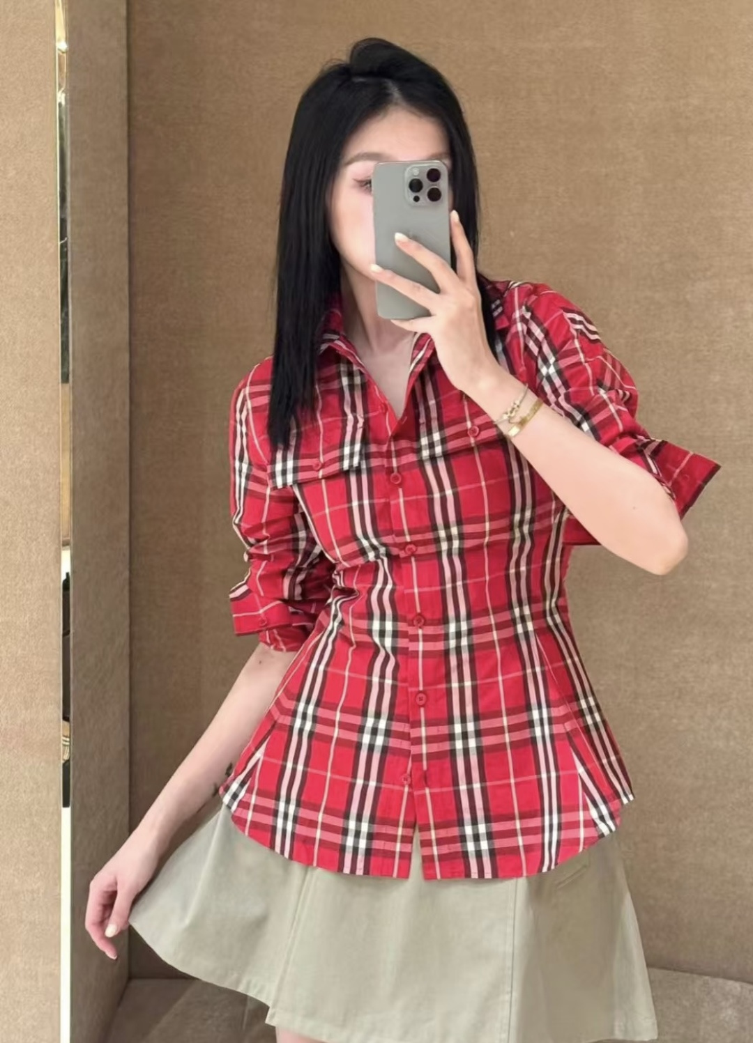 #Burberr♡²⁶马年限定红衬衣 新年氛围感焊身上选的蜡笔红格纹款太戳我了✨收腰设计上身巨显瘦 高品
