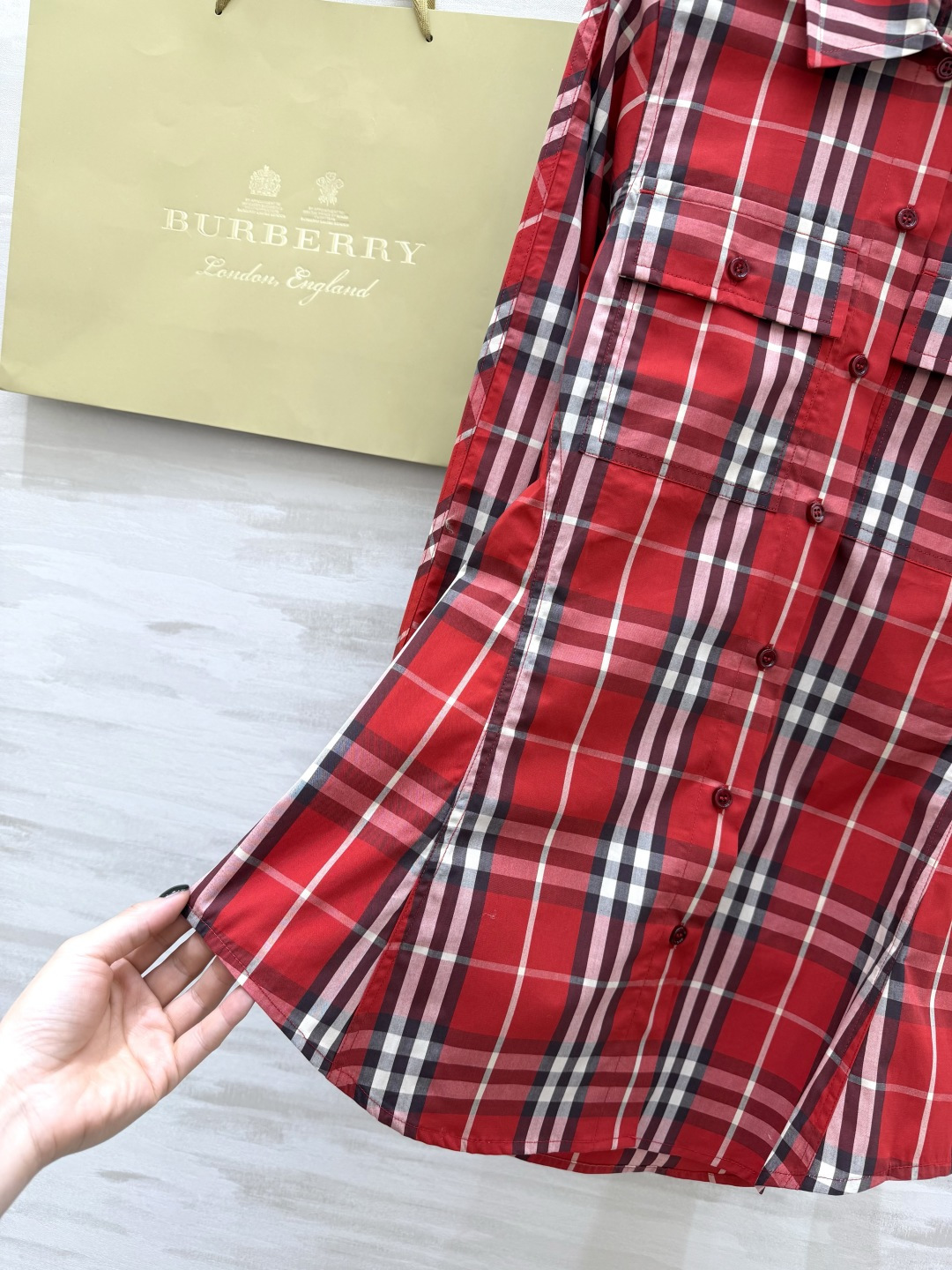 #Burberr♡²⁶马年限定红衬衣 新年氛围感焊身上选的蜡笔红格纹款太戳我了✨收腰设计上身巨显瘦 高品