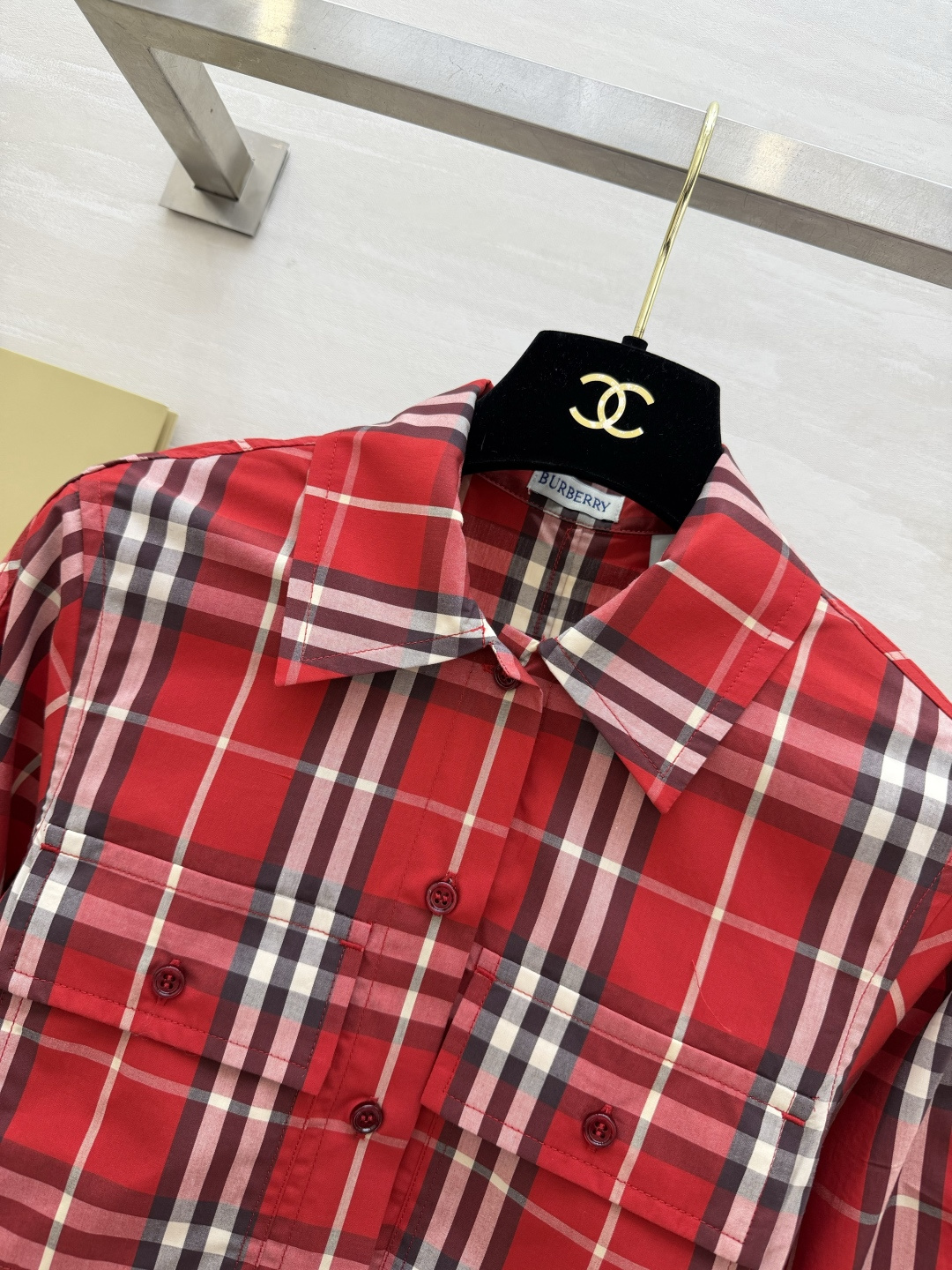 #Burberr♡²⁶马年限定红衬衣 新年氛围感焊身上选的蜡笔红格纹款太戳我了✨收腰设计上身巨显瘦 高品