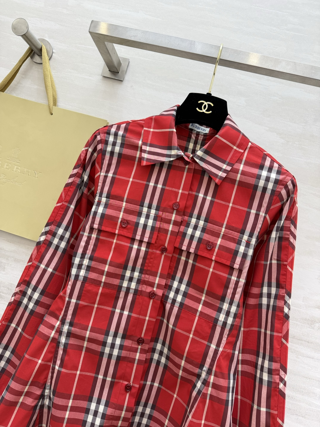 #Burberr♡²⁶马年限定红衬衣 新年氛围感焊身上选的蜡笔红格纹款太戳我了✨收腰设计上身巨显瘦 高品