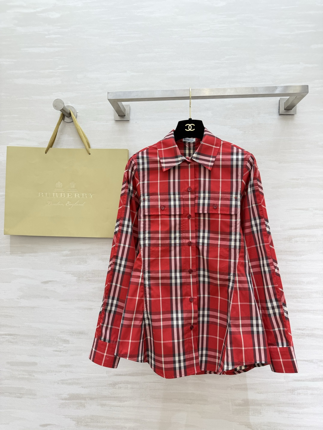 #Burberr♡²⁶马年限定红衬衣 新年氛围感焊身上选的蜡笔红格纹款太戳我了✨收腰设计上身巨显瘦 高品