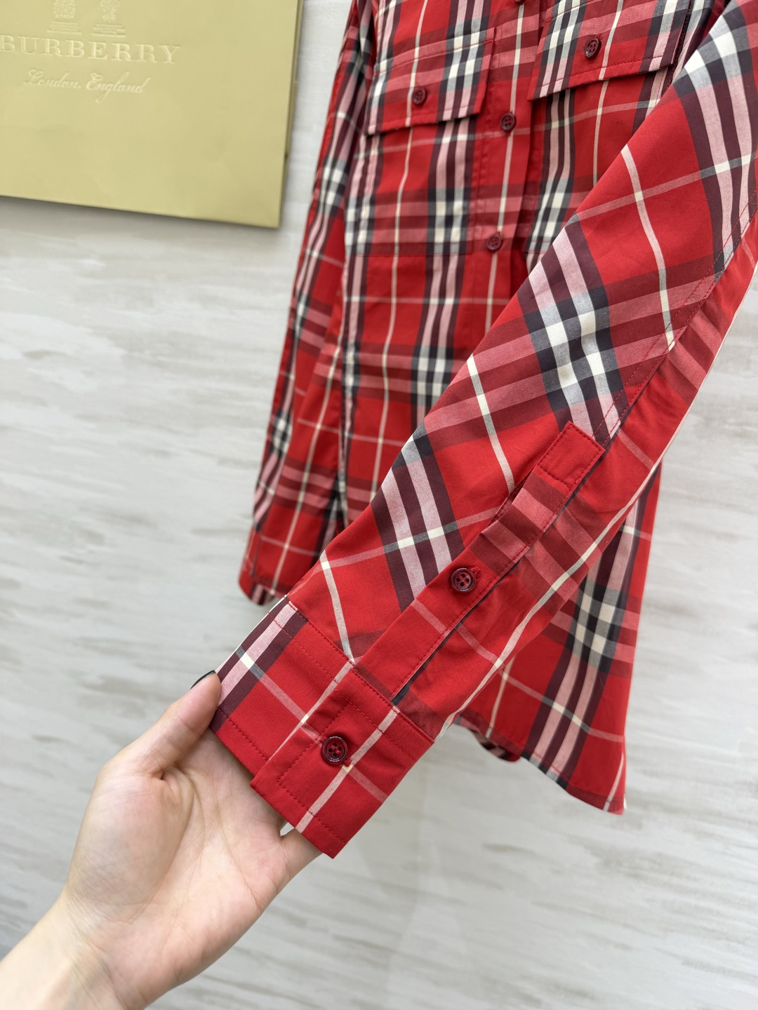 #Burberr♡²⁶马年限定红衬衣 新年氛围感焊身上选的蜡笔红格纹款太戳我了✨收腰设计上身巨显瘦 高品